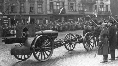 Polish 155mm wz.17 howitzer on a parade