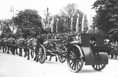 Polish 155mm wz.17 howitzer on a parade