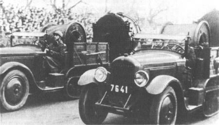 Citron-Kegresse P17 towing an AA-searchlight
