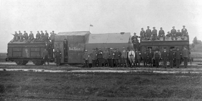 Armoured train Kabicz with the crew [National Digital Archive NAC]